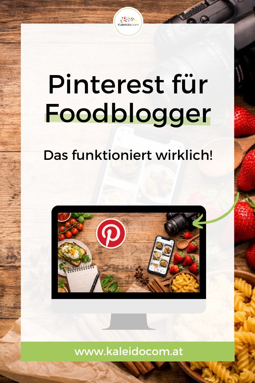 Eine deutschsprachige Grafik f&uuml;r Foodblogger zeigt Pinterest Tipps f&uuml;r Foodblogger auf einem Computerbildschirm mit Food-Fotos und dem Pinterest-Logo, umgeben von Zutaten wie Erdbeeren, Tomaten und Nudeln auf einem Holztisch.