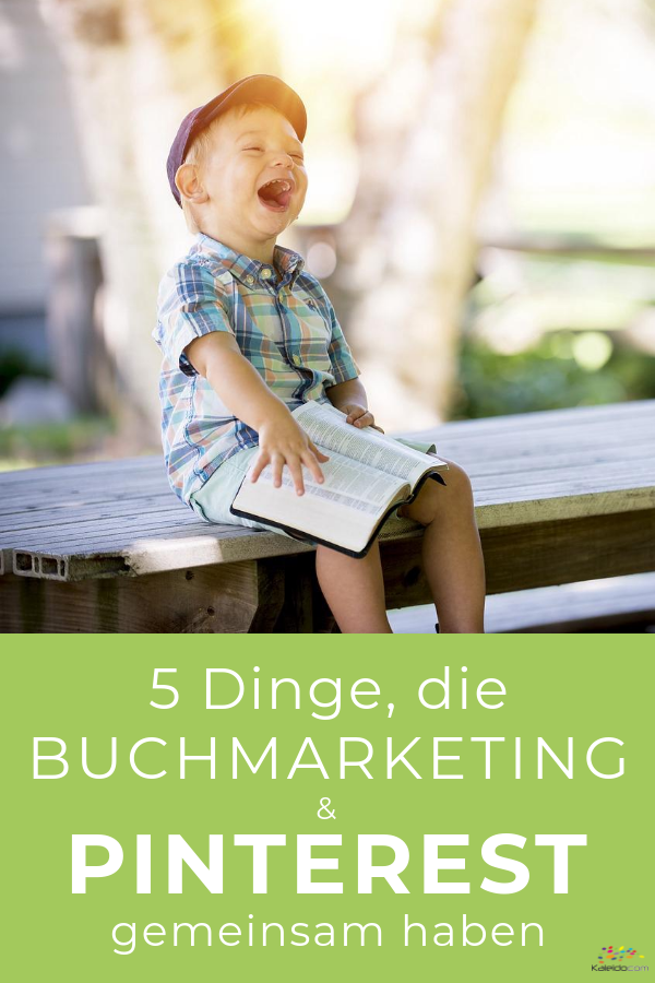 Bub liest Buch und freut sich lachend