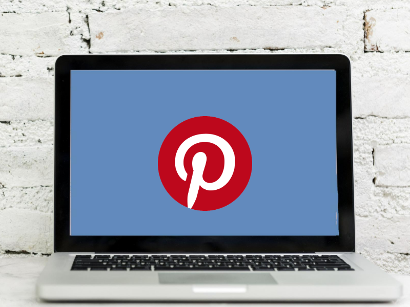 Laptop mit Pinterest Logo