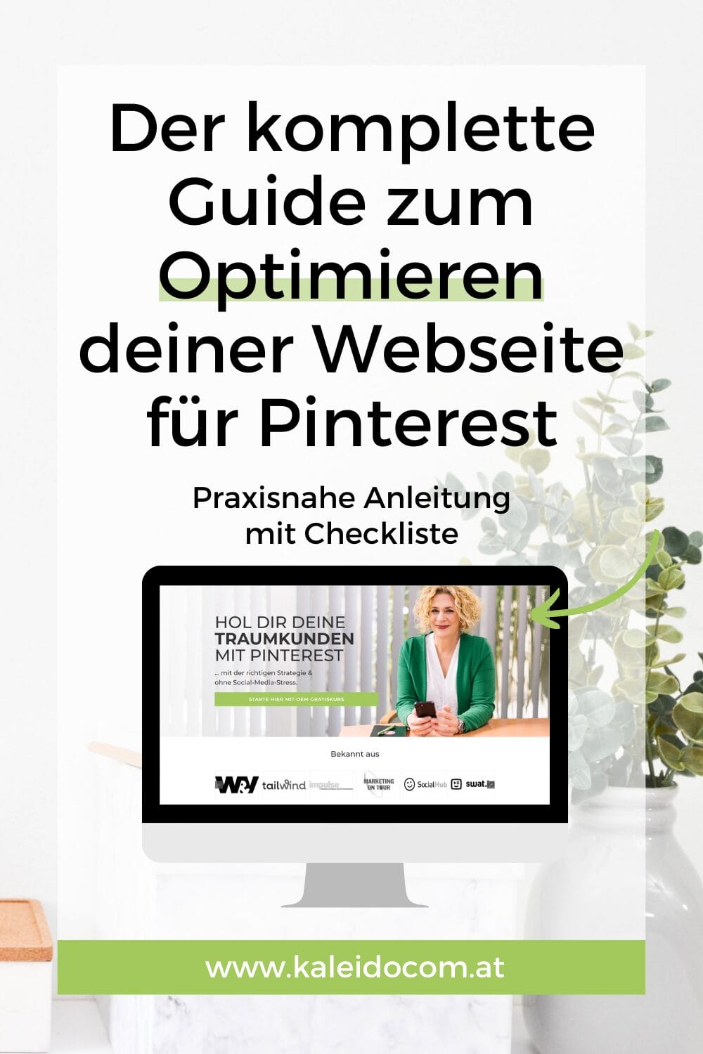 Ein deutschsprachiges Anleitungscover zur Optimierung von Webseiten für Pinterest. Es zeigt eine Person an einem Schreibtisch, die auf einen Laptop schaut. Neben dem Bildschirm steht eine grüne Pflanze. Unten wird der Website-Link „www.kaleidocom.at“ angezeigt.