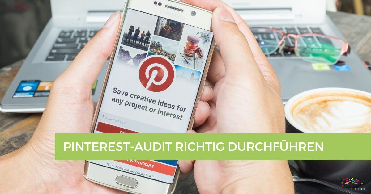 Eine Person hält ein Smartphone mit der Pinterest-App in der Hand, umgeben von einem offenen Laptop und einer dampfenden Tasse Kaffee. Fettgedruckter Text auf dem Bildschirm gibt Hinweise zur effektiven Durchführung eines Pinterest-Audits.