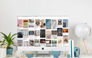 Ein weißer Schreibtisch mit einem Computer, der eine Collage inspirierender Zitate anzeigt. Um den Monitor herum stehen eine Topfpflanze, ein Globus, Bücher, eine Tasse und eine Tastatur und schaffen so einen aufgeräumten und motivierenden Arbeitsplatz.