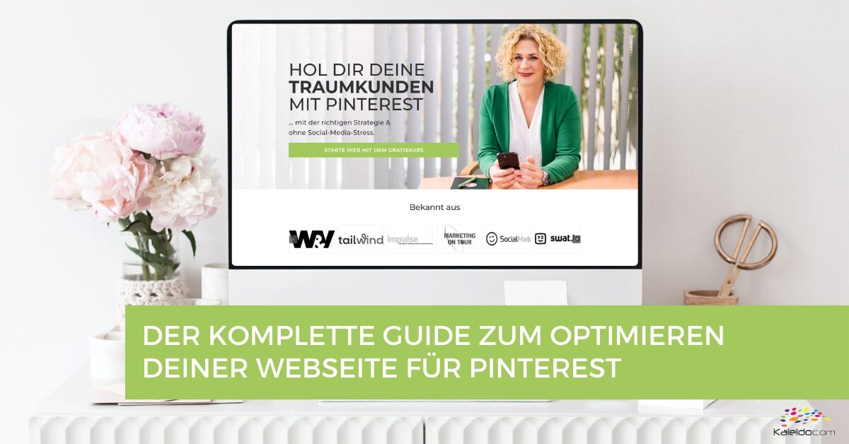 Auf einem Computerbildschirm wird eine Webseite mit einer Anleitung zur Seitenoptimierung auf Pinterest angezeigt. Über dem aufschlussreichen Text ist eine Frau in einem grünen Pullover abgebildet. Auf dem Schreibtisch stehen Blumen und eine Tasse neben dem Monitor.