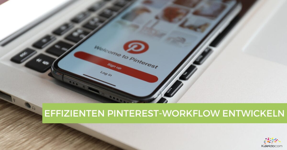 Ein Smartphone mit dem Pinterest-Anmeldebildschirm liegt auf einer Laptop-Tastatur und unterstreicht die Bedeutung eines effizienten Workflows. Auf einem grünen Banner am unteren Rand steht: „EFFIZIENTEN PINTEREST-WORKFLOW ENTWICKELN.“.
