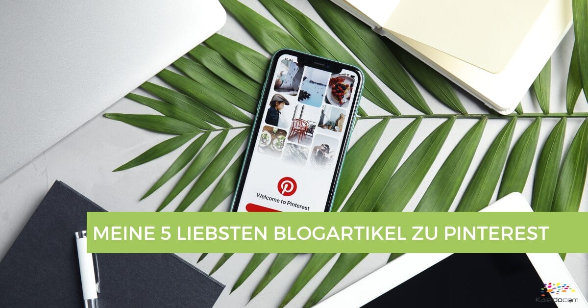 Ein Smartphone mit der Pinterest-App liegt auf einem grünen Palmenblatt, umgeben von einem Laptop, einem Tablet und einem Notebook. Ein grünes Banner mit dem Text „MEINE 5 LIEBSTEN BLOGARTIKEL ZU PINTEREST“ hebt die beliebtesten Blogartikel hervor.