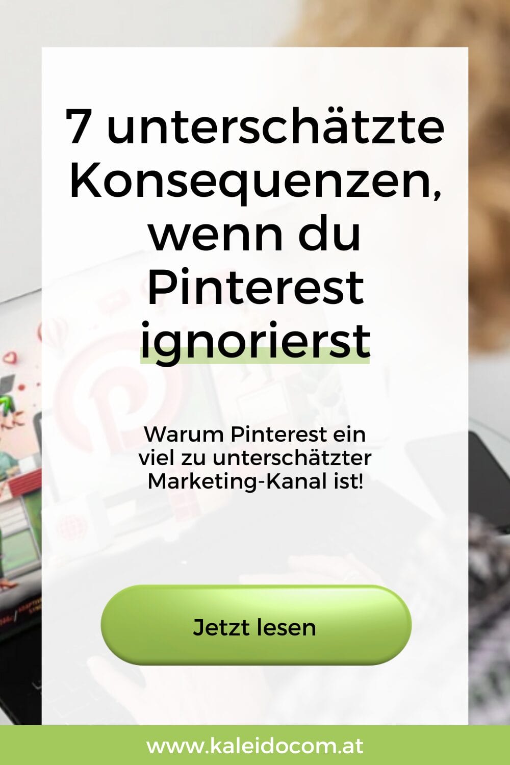 Eine deutschsprachige Anzeige verdeutlicht die Konsequenzen, Pinterest zu ignorieren, und fordert die Leser auf, mehr zu erfahren. Im Hintergrund ist ein unscharfes Bild einer Person am Laptop. Der grüne Button sagt "Jetzt lesen.