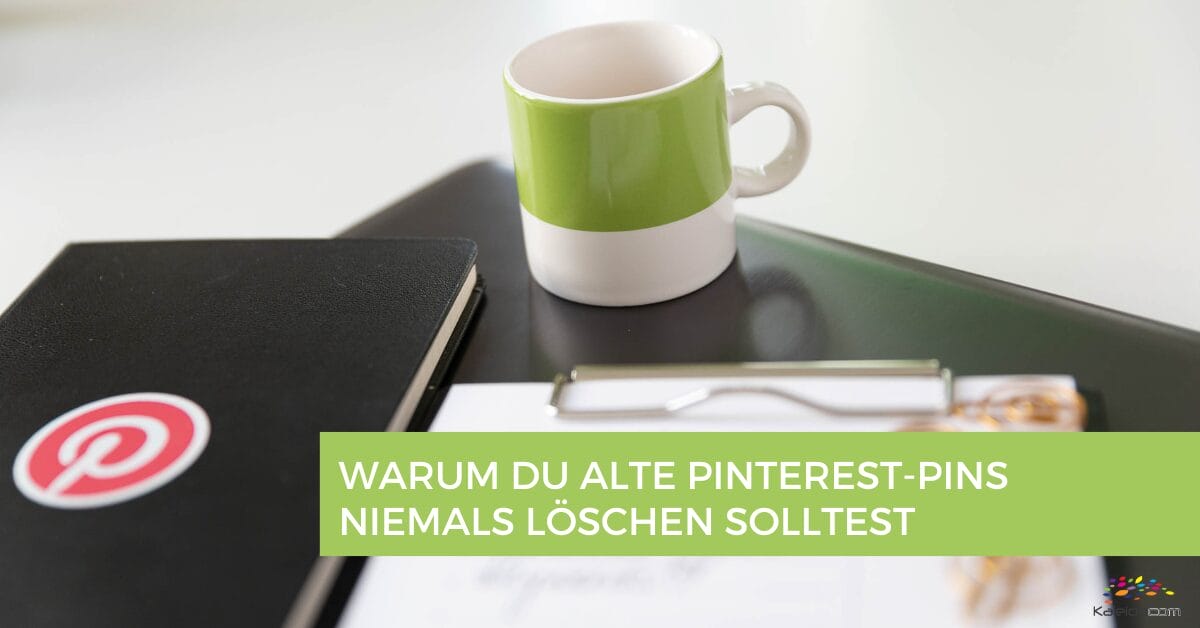 Ein Notizbuch mit dem Pinterest-Logo, ein grün-weißer Kaffeebecher und Dokumente auf einem Schreibtisch. Der überlagerte Text auf Deutsch lautet: "WARUM DU ALTE PINTEREST-PINS NIEMALS LÖSCHEN SOLLTEST.