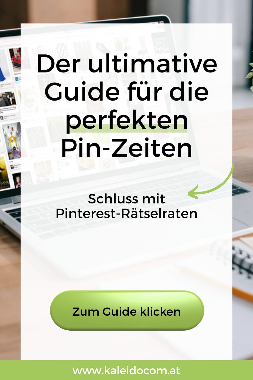 Ein Laptop auf einem Schreibtisch zeigt eine Pinterest-ähnliche Oberfläche. Der eingeblendete Text in deutscher Sprache hebt hervor: "Der ultimative Guide für perfekte Pin-Zeiten. Schluss mit Pinterest-Rätselraten." Ein grüner Button lädt die Nutzer ein: "Zum Guide klicken.