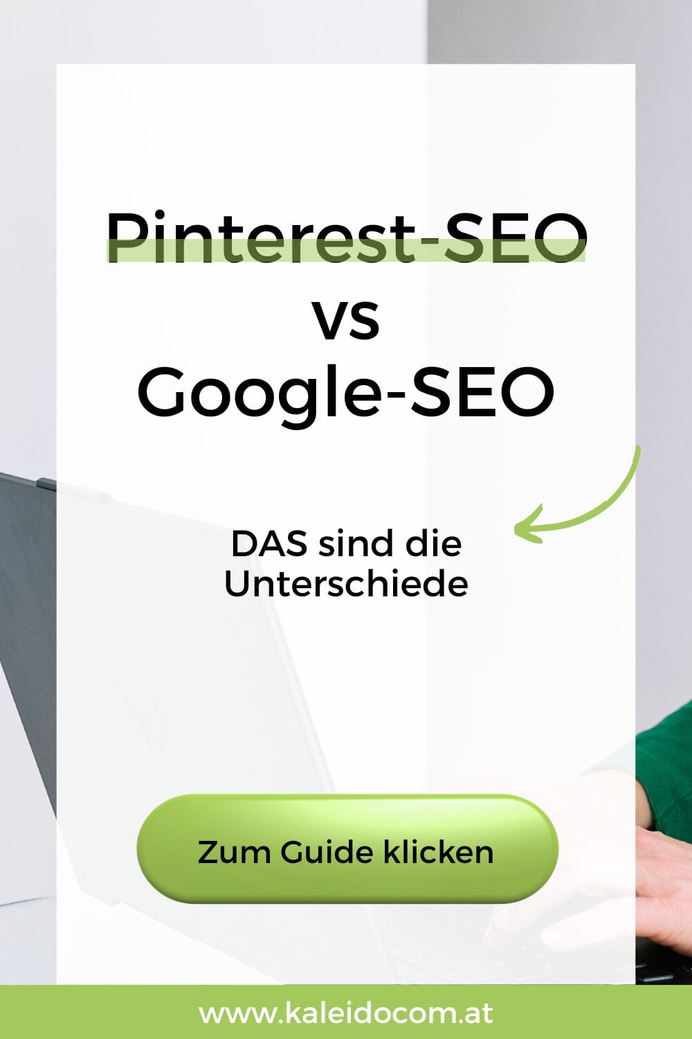Eine Grafik mit dem Text "Pinterest-SEO vs. Google-SEO. DAS sind die Unterschiede." zeigt, wie Pinterest-SEO im Vergleich zu Google wirkt. Ein grüner Button "Zum Guide klicken" und www.kaleidocom.at runden das Bild ab, während eine Person am Laptop arbeitet.