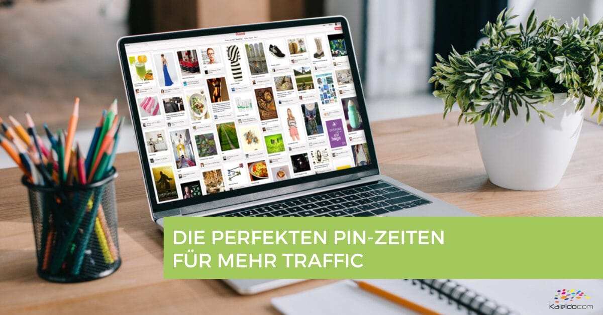 Ein Laptop auf einem Schreibtisch zeigt eine Pinterest-Seite an. Davor liegen Buntstifte, ein Notizblock und eine Pflanze. Ein deutsches Text-Overlay hebt "Die besten Pin-Zeiten für mehr Traffic" hervor.