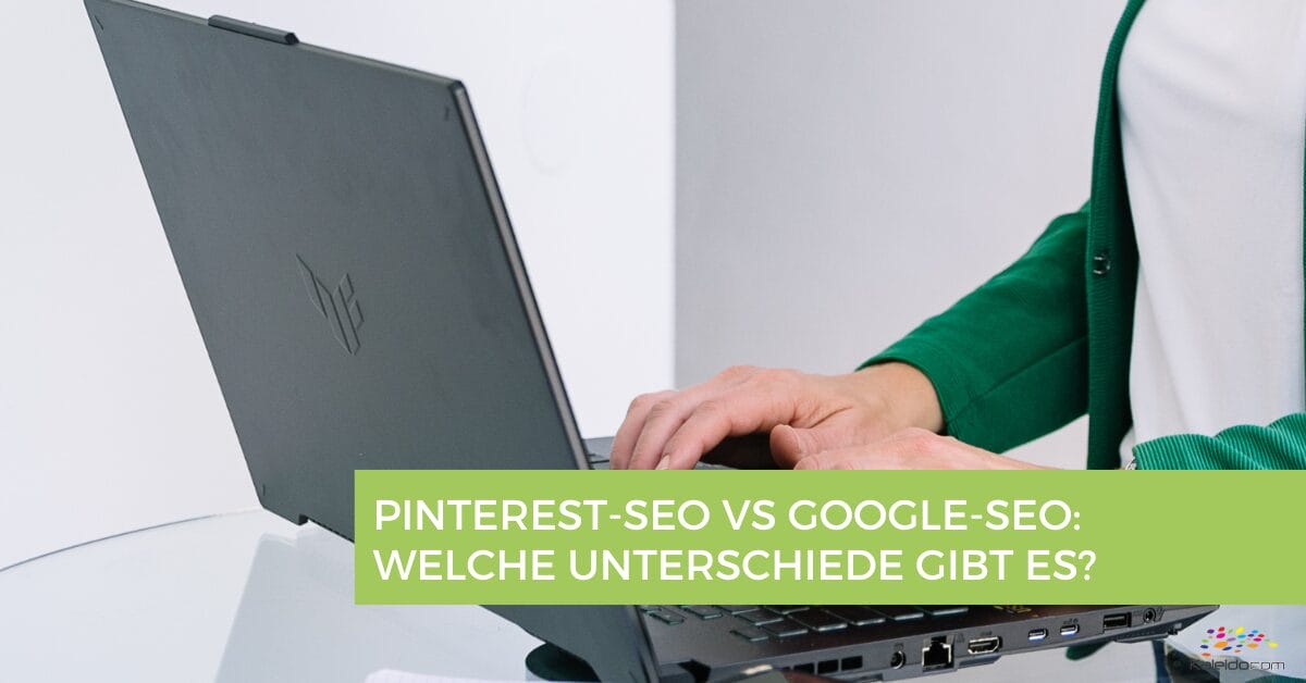 Eine Person in einem grünen Pullover tippt auf einem schwarzen Laptop. Der überlagerte Text auf Deutsch lautet: "PINTEREST-SEO VS GOOGLE-SEO: WELCHE UNTERSCHIEDE GIBT ES?", der die einzigartigen Strategien von Pinterest-SEO hervorhebt.