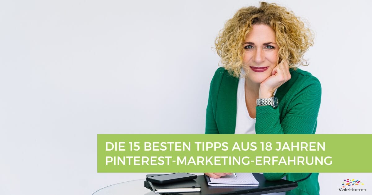 Eine lächelnde Frau mit lockigem blondem Haar, die einen grünen Blazer trägt, sitzt an einem Tisch mit Notizbüchern und einem Smartphone. Der überlagerte Text auf Deutsch lautet "DIE 15 BESTEN TIPPS AUS 18 JAHREN PINTEREST-MARKETING-ERFAHRUNG.