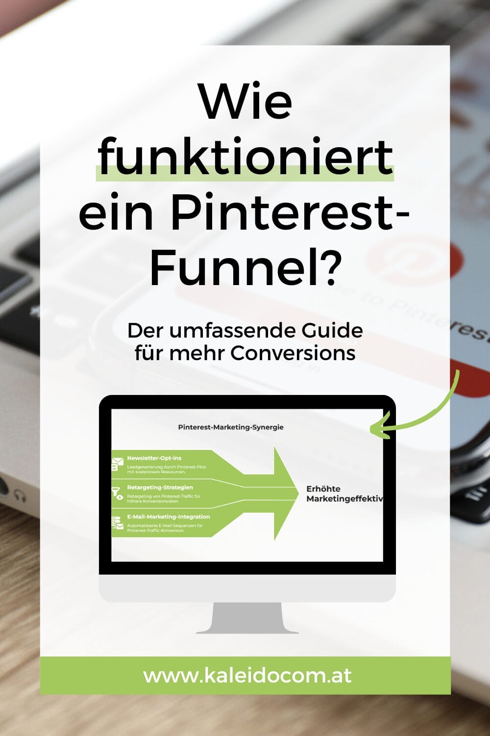 Deutschsprachiger Text zum Thema Pinterest-Funnel-Marketing, mit Computer-Grafik und Website-Link. Das Bild präsentiert einen Guide zur Conversion-Steigerung mit Pinterest-Funnel-Strategien vor verschwommenem Smartphone- und Schreibtisch-Hintergrund.
