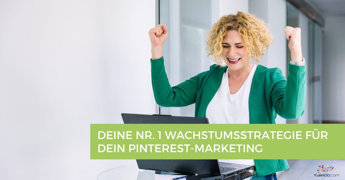 Eine lächelnde Frau mit lockigem blondem Haar hebt aufgeregt die Fäuste, während sie vor einem Laptop steht. Ein grünes Banner am unteren Rand hebt hervor: "DEINE NR. 1 WACHSTUMSSTRATEGIE FÜR DEIN PINTEREST-MARKETING.