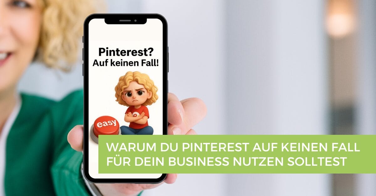 Eine Person hält ein Smartphone in der Hand, auf dem eine Karikatur einer stirnrunzelnden Frau mit verschränkten Armen und dem Text "Pinterest? Auf keinen Fall!" Der überlagerte Text in Grün lautet: "Warum du Pinterest auf keinen Fall für dein Business nutzen solltest.".