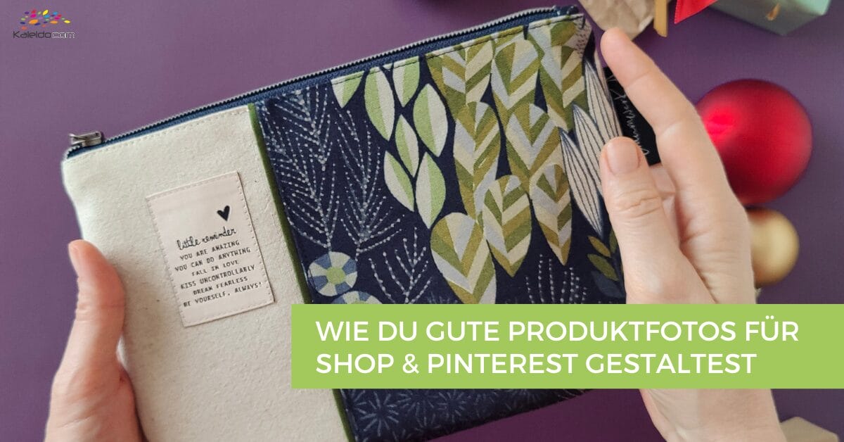 Gute Produktfotos für Pinterest gestalten 3 Zwei Hände halten eine Stofftasche mit einem Etikett und Blattmustern. Der violette Hintergrund zeigt verschwommene Ornamente. Ein grünes Banner am unteren Rand hebt hervor: "WIE DU GUTE PRODUKTFOTOS FÜR SHOP & PINTEREST GESTALTEST.