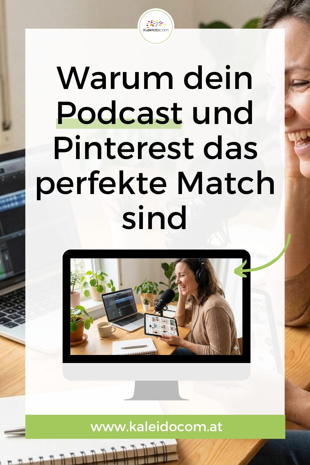 Eine lächelnde Frau mit Kopfhörern spricht an ihrem Schreibtisch in ein Mikrofon, das auf einem Computerbildschirm zu sehen ist. Ein großer deutscher Text lautet: "Warum dein Podcast und Pinterest das perfekte Match sind." Weitere Podcast-Tipps finden Sie unter www.kaleidocom.at.