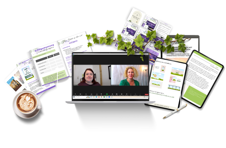 Ein Laptop zeigt ein Videogespräch zwischen zwei Frauen, umgeben von digitalen und gedruckten Leitfäden, Arbeitsbüchern, Vorlagen, einem Tablet, einem Smartphone mit Smart Pinning Safe, einer Kaffeetasse und grünem Efeu, der Online-Lernressourcen symbolisiert.
