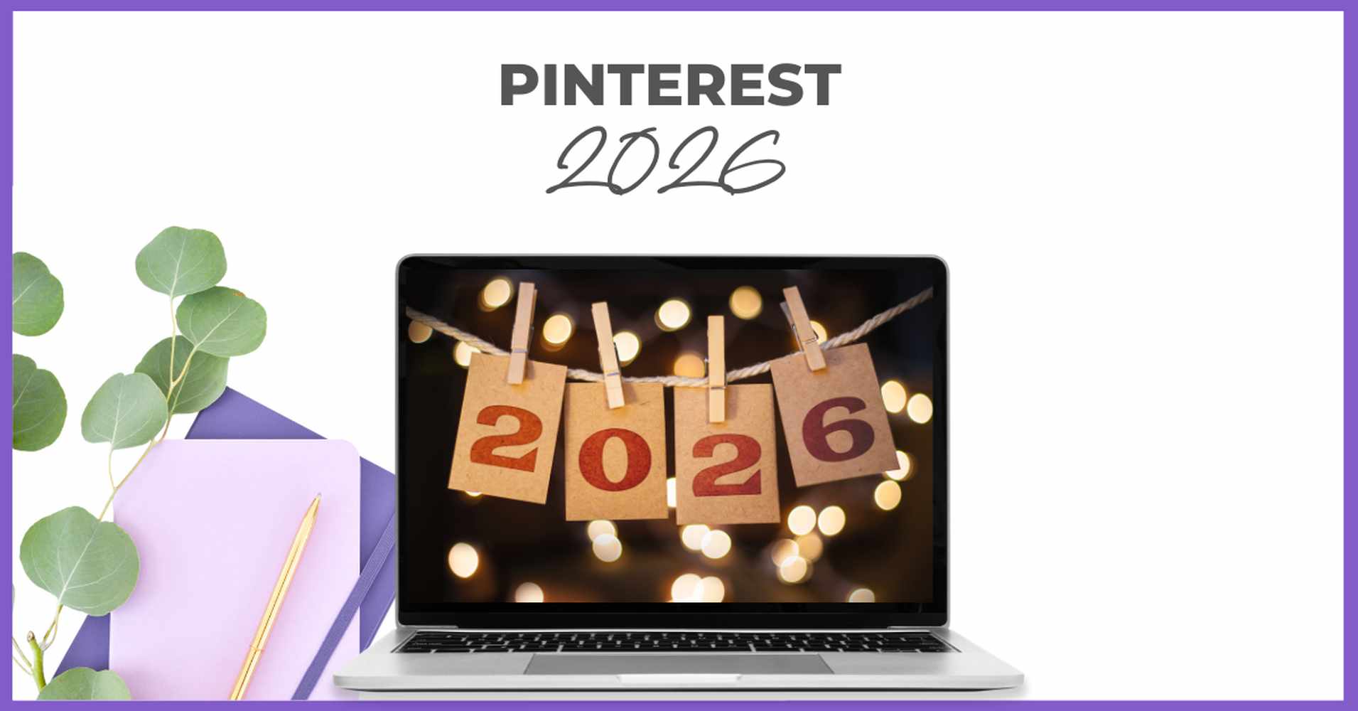 Ein Laptop zeigt hängende Anhänger mit der Aufschrift "2026" vor einem Hintergrund aus Lichterketten. Darüber steht "PINTEREST 2026", was auf Smart Pinning Safe hinweist. In der Nähe stehen eine Pflanze, ein Bleistift und lila Notizbücher.