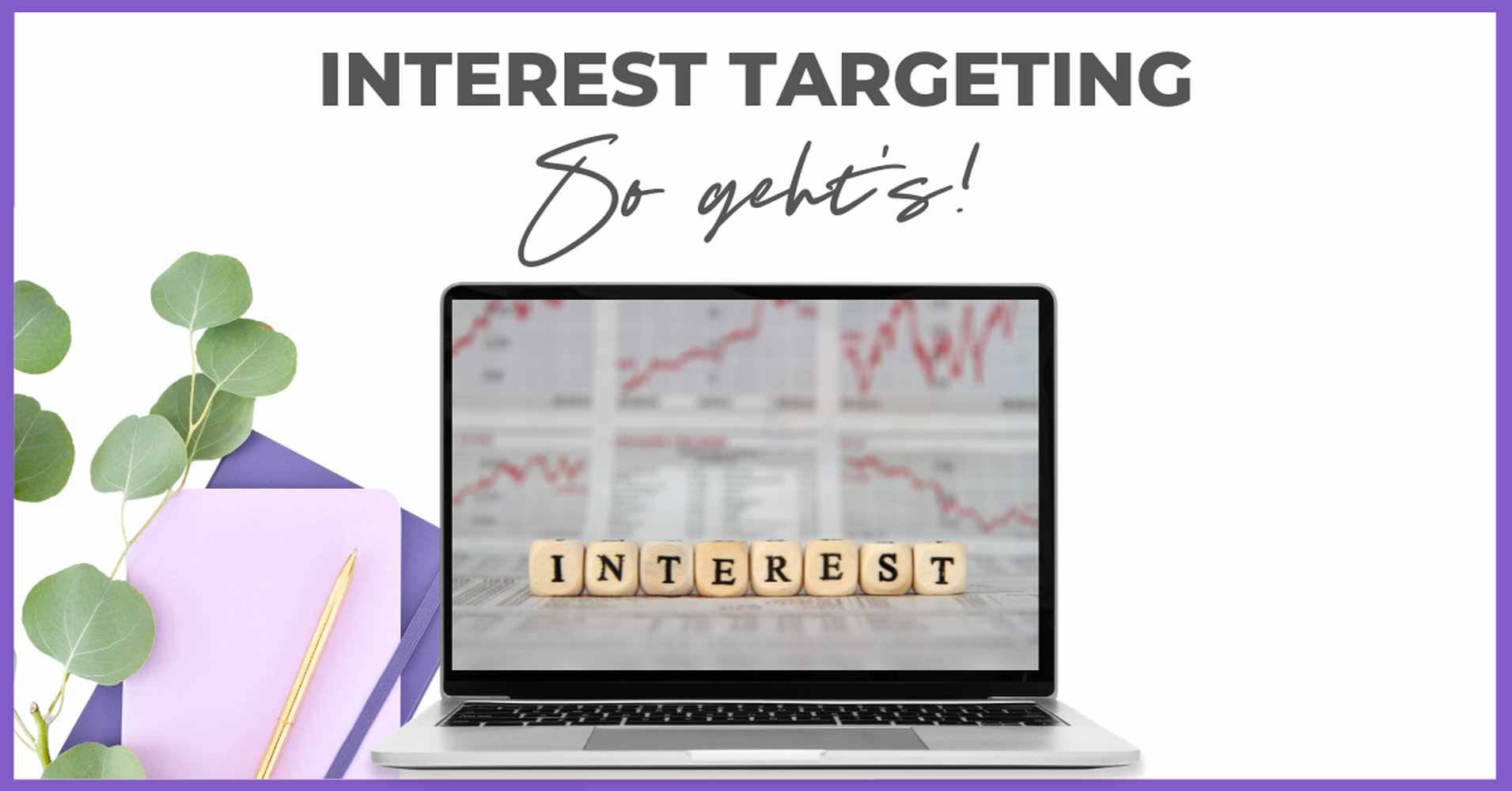 Ein Laptop mit dem Wort "INTEREST" in Holzblöcken steht auf einem Schreibtisch mit Notizbüchern und einer Pflanze. Der Bildschirm zeigt rote Diagramme und den oberen Text "INTEREST TARGETING So geht's!" zusammen mit einer Smart Pinning Safe-Funktion auf weißem Hintergrund.
