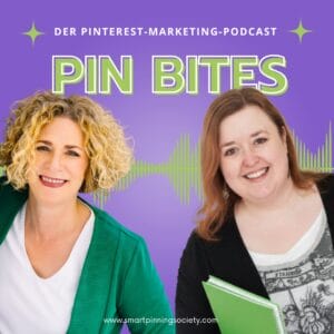Zwei lächelnde Frauen posieren mit Ordnern vor einem lila Hintergrund mit grünen Schallwellen und dem Text "Der Pinterest-Marketing-Podcast: Pin Bites". Am unteren Rand erscheint die Website "www.smartpinningsociety.com".