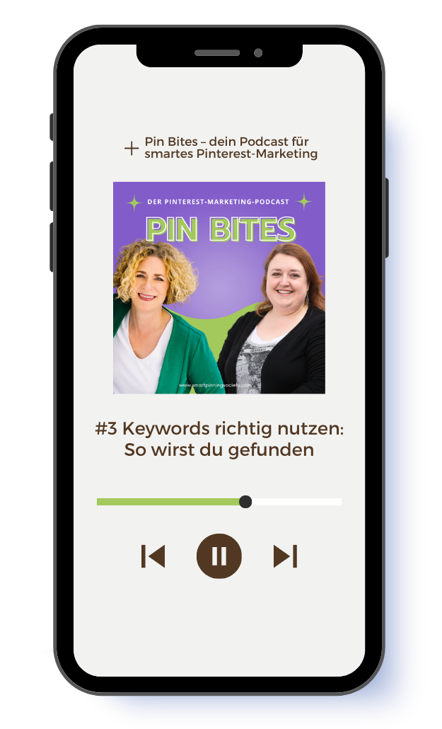 Pin Bites Mock-up Schatten 1 Ein Smartphone-Bildschirm zeigt eine Podcast-Episode von Pin Bites mit dem Titel "#3 Keywords richtig nutzen: So wirst du gefunden". Auf dem Cover lächeln zwei Frauen, und unter dem Cover von Pin Bites sind die Steuerelemente für die Wiedergabe zu sehen.