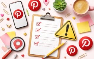 Ein Klemmbrett mit einer Checkliste liegt auf einem Schreibtisch, umgeben von Pinterest-Logos, einem Telefon, Kaffee, einer Sukkulentenpflanze, Bleistift, Büroklammern, Haftnotizen und einem gelben Warnschild - ein subtiler Hinweis auf Anfängerfehler, die es zu vermeiden gilt.