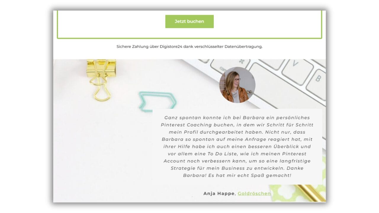 Auf einem Schreibtisch liegen eine Computertastatur, Büroklammern und Hefterklammern. Darunter befindet sich ein rundes Foto einer lächelnden Frau neben einem deutschen Zeugnis über Pinterest-Coaching, unterzeichnet von Anja Happe. Darüber befindet sich ein "Jetzt buchen"-Button.