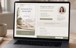 Ein Laptop auf einem Schreibtisch zeigt eine Website mit minimalistischem Design. Der Bildschirm zeigt einen Bereich mit einer Pflanze, deutschem Text und einem Profilfoto einer Frau. Neben dem Laptop stehen ein Kaffeebecher und ein Notizbuch.