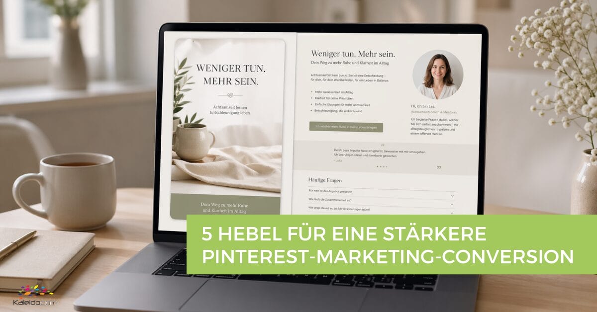 Ein Laptop auf einem Schreibtisch zeigt eine Pinterest-Marketing-Präsentation in deutscher Sprache. Auf einem grünen Banner am unteren Rand steht: "5 Hebel für eine stärkere Pinterest-Marketing-Conversion". In der Nähe stehen eine Vase und ein Notizbuch.