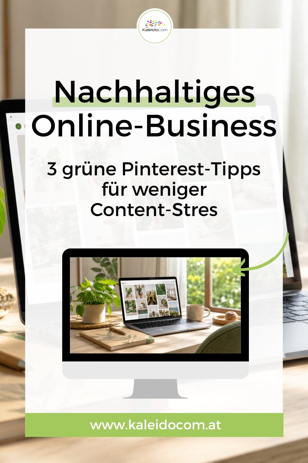 Eine Werbegrafik auf Deutsch f&uuml;r nachhaltige Online-Gesch&auml;ftstipps. Sie zeigt einen Laptop auf einem Schreibtisch mit Pflanzen und den Text "3 gr&uuml;ne Pinterest-Tipps f&uuml;r weniger Content-Stress." Website: www.kaleidocom.at.