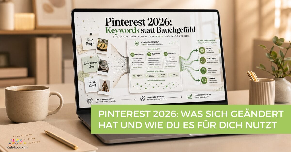 Pinterest 2026: Was sich geändert hat und wie du es für dich nutzt 4 Ein Laptop auf einem Schreibtisch zeigt eine Präsentation mit dem Titel "Pinterest 2026: Keywords statt Bauchgefühl". Diagramme, Notizen und grüne Akzente heben den neuen Pinterest-Algorithmus hervor. Auf einem grünen Balken steht: "Was sich geändert hat und wie du es für dich nutzt.
