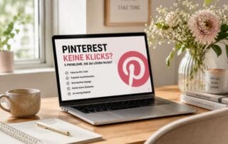 Warum dein Pinterest keine Klicks bringt: 5 Probleme, die du lösen solltest 1 Auf einem Schreibtisch steht ein Laptop, auf dem eine Pinterest-Präsentation auf Deutsch mit Einblicken zum Thema „Klicks“ zu sehen ist. Daneben stehen eine Tasse, ein Notizbuch, ein Stift und eine Vase mit Blumen. Ein motivierendes Zitat und eine Pflanze sorgen im Hintergrund für zusätzliche Inspiration.