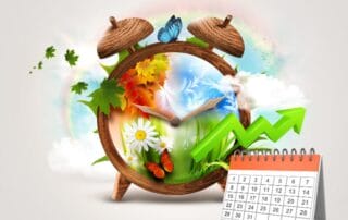 Saisonalität auf Pinterest: Wann du welche Inhalte pinnen solltest 1 Eine Uhr mit Abschnitten, die alle vier Jahreszeiten darstellen, umgeben von Blättern, Blumen, Schmetterlingen und Wolken. Ein grüner Aufwärtspfeil und ein Kalender unterstreichen die Saisonalität und das Wachstum im Laufe der Zeit.