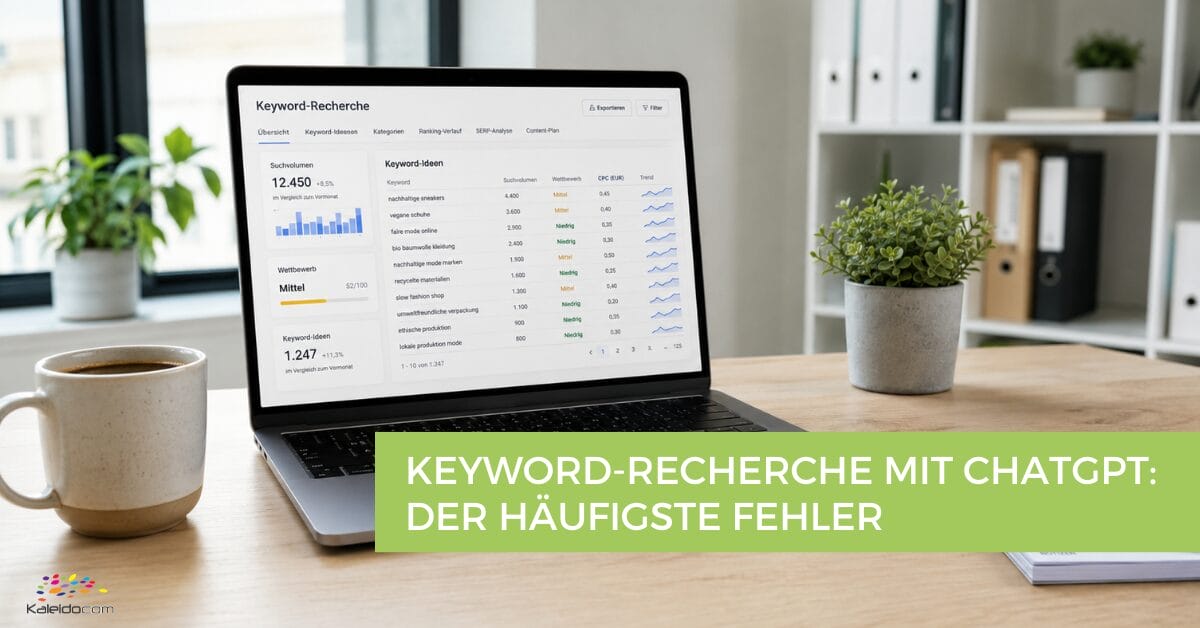 Auf einem Schreibtisch steht ein Laptop, auf dessen Bildschirm Daten zur Keyword-Recherche auf Deutsch angezeigt werden. Die Einblendung lautet: „Keyword-Recherche mit ChatGPT: Der häufigste Fehler.“ Im Hintergrund sind Pflanzen und Büromaterial zu sehen.
