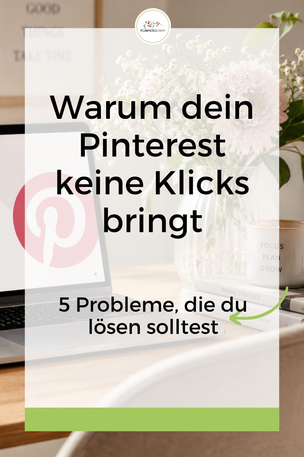 Warum dein Pinterest keine Klicks bringt: 5 Probleme, die du lösen solltest 6 Auf einem Schreibtisch steht ein Laptop mit einem Pinterest-Logo auf dem Bildschirm, daneben liegen Blumen und Bücher. Über dem Bild ist ein deutscher Text eingeblendet: „Warum dein Pinterest keine Klicks bringt. 5 Probleme, die du lösen solltest. Entdecke Tipps für mehr Klicks.“.