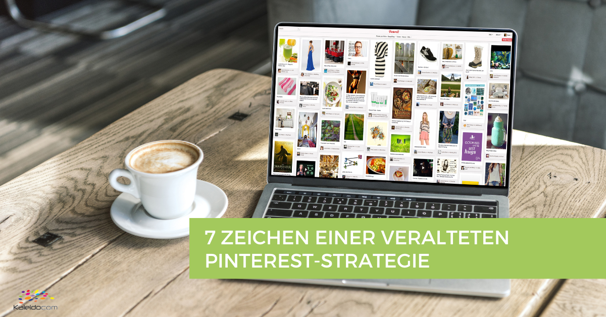 7 Zeichen einer veralteten Pinterest-Strategie 5 Auf einem Holztisch steht ein Laptop, auf dem ein Pinterest-Profil zu sehen ist, daneben steht eine Tasse Kaffee; über dem Bildschirm liegt eine grüne Folie mit der Aufschrift „7 ZEICHEN EINER VERALTETEN PINTEREST-STRATEGIE“.