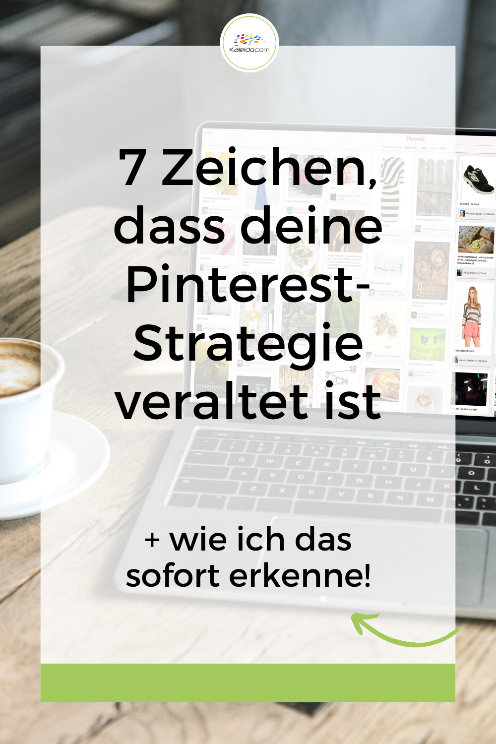 7 Zeichen einer veralteten Pinterest-Strategie 8 Ein Laptop, auf dem eine Pinterest-Seite mit einem deutschen Text-Overlay über eine veraltete Pinterest-Strategie zu sehen ist, daneben eine Tasse Kaffee.