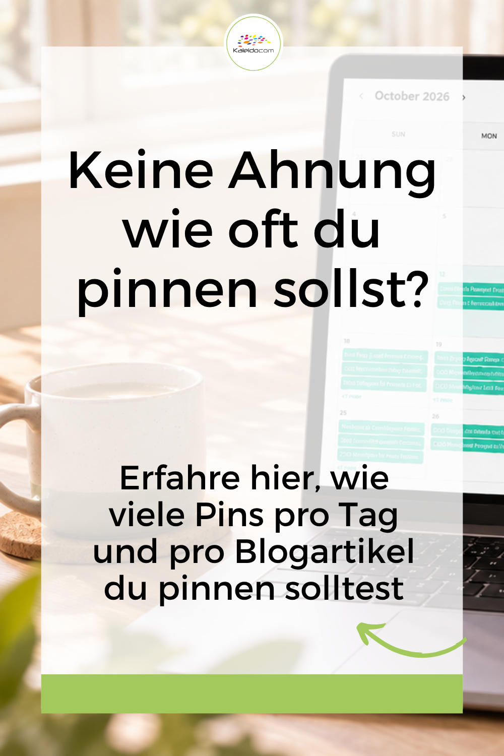 Wie viele Pins pro Tag und pro Blogartikel? 5 Auf einem Laptop-Bildschirm und einer Kaffeetasse ist ein deutscher Text zu sehen, der Hinweise dazu gibt, wie viele Pins man pro Tag auf Pinterest veröffentlichen sollte.