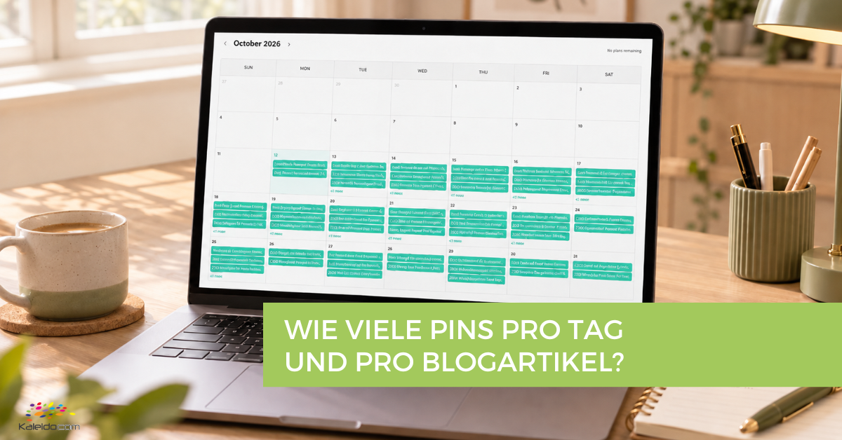 Wie viele Pins pro Tag und pro Blogartikel? 3 Ein Laptop-Bildschirm, auf dem ein Kalender für Oktober 2026 mit Einträgen in Blaugrün zu sehen ist, überlagert von einem grünen Banner mit der Frage, wie viele Pins pro Tag und pro Blogbeitrag gepostet werden sollen.