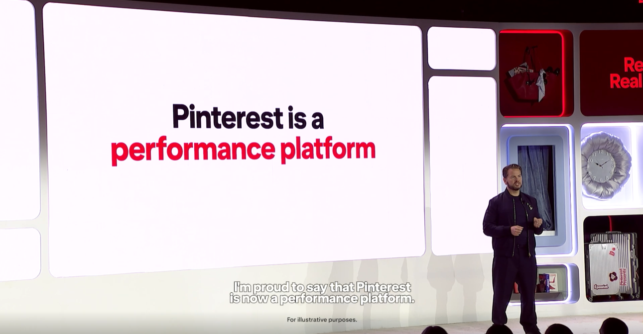 7 Zeichen einer veralteten Pinterest-Strategie 6 Ein Redner steht auf einer Bühne neben einer großen Leinwand, auf der zu lesen ist: „Pinterest ist eine Performance-Plattform“, womit eine effektive Pinterest-Strategie hervorgehoben wird.